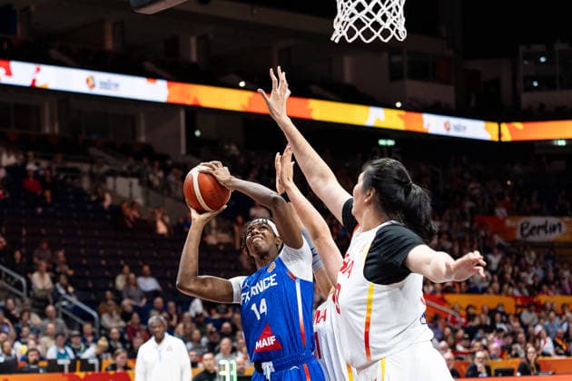 Dominique Malonga (Frankreich, 14) beim Wurf, Ziyu Zhang (China, 19) verteidigt, GER, China vs. Frankreich, Basketball, FIBA Women s World Cup 2026, Viertelfinale, 10.09.2026 GER, China vs. Frankreich, Basketball, FIBA Women s World Cup 2026, Viertelfinale, 10.09.2026 Berlin Copyright: xEibner-Pressefoto MaxxVincenx EP_MVN