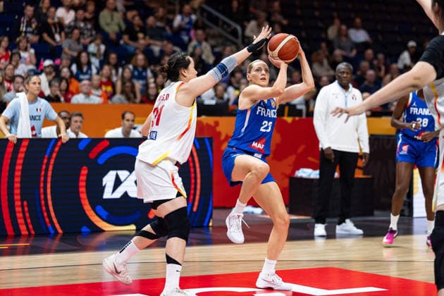 Marine Johannes (Frankreich, 23) beim Wurf, Saiqi Jia (China, 31), GER, China vs. Frankreich, Basketball, FIBA Women s World Cup 2026, Viertelfinale, 10.09.2026 GER, China vs. Frankreich, Basketball, FIBA Women s World Cup 2026, Viertelfinale, 10.09.2026 Berlin Copyright: xEibner-Pressefoto MaxxVincenx EP_MVN