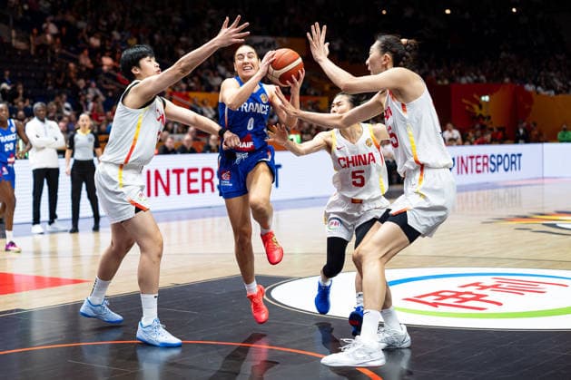 Carla Leite (Frankreich, 00) im Dribbling gegen Mingling Chen (China, 18), Siyu Wang (China, 05) und Xu Han (China, 15), GER, China vs. Frankreich, Basketball, FIBA Women s World Cup 2026, Viertelfinale, 10.09.2026 GER, China vs. Frankreich, Basketball, FIBA Women s World Cup 2026, Viertelfinale, 10.09.2026 Berlin Copyright: xEibner-Pressefoto MaxxVincenx EP_MVN