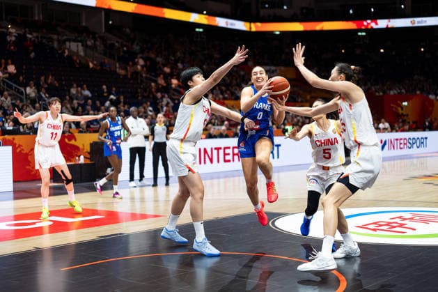 Carla Leite (Frankreich, 00) im Dribbling gegen Mingling Chen (China, 18), Siyu Wang (China, 05) und Xu Han (China, 15), GER, China vs. Frankreich, Basketball, FIBA Women s World Cup 2026, Viertelfinale, 10.09.2026 GER, China vs. Frankreich, Basketball, FIBA Women s World Cup 2026, Viertelfinale, 10.09.2026 Berlin Copyright: xEibner-Pressefoto MaxxVincenx EP_MVN