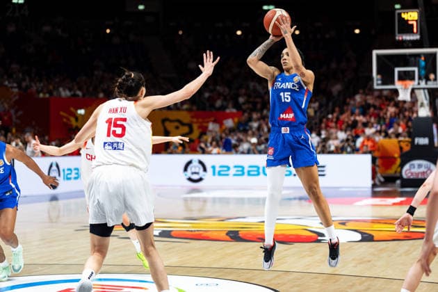 Gabby Williams (Frankreich, 15) beim Wurf, GER, China vs. Frankreich, Basketball, FIBA Women s World Cup 2026, Viertelfinale, 10.09.2026 GER, China vs. Frankreich, Basketball, FIBA Women s World Cup 2026, Viertelfinale, 10.09.2026 Berlin Copyright: xEibner-Pressefoto MaxxVincenx EP_MVN
