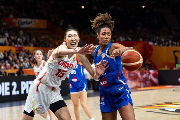 Xu Han (China, 15) und Marieme Badiane (Frankreich, 22) im Zweikampf, Kampf um den Ball, GER, China vs. Frankreich, Basketball, FIBA Women s World Cup 2026, Viertelfinale, 10.09.2026 GER, China vs. Frankreich, Basketball, FIBA Women s World Cup 2026, Viertelfinale, 10.09.2026 Berlin Copyright: xEibner-Pressefoto MaxxVincenx EP_MVN