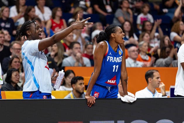 Aminata Gueye (Frankreich, 31) und Valeriane Ayayi (Frankreich, 11) jubelt Jubel auf der Bank, GER, China vs. Frankreich, Basketball, FIBA Women s World Cup 2026, Viertelfinale, 10.09.2026 GER, China vs. Frankreich, Basketball, FIBA Women s World Cup 2026, Viertelfinale, 10.09.2026 Berlin Copyright: xEibner-Pressefoto MaxxVincenx EP_MVN