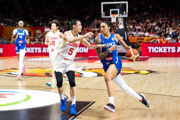 Gabby Williams (Frankreich, 15) im Dribbling gegen Siyu Wang (China, 05), GER, China vs. Frankreich, Basketball, FIBA Women s World Cup 2026, Viertelfinale, 10.09.2026 GER, China vs. Frankreich, Basketball, FIBA Women s World Cup 2026, Viertelfinale, 10.09.2026 Berlin Copyright: xEibner-Pressefoto MaxxVincenx EP_MVN