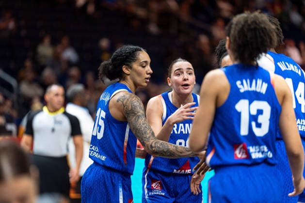 franzoesische Mannschaft beim Huddle, Gabby Williams (Frankreich, 15), 98, Janelle Salaun (Frankreich, 13), Dominique Malonga (Frankreich, 14), GER, China vs. Frankreich, Basketball, FIBA Women s World Cup 2026, Viertelfinale, 10.09.2026 GER, China vs. Frankreich, Basketball, FIBA Women s World Cup 2026, Viertelfinale, 10.09.2026 Berlin Copyright: xEibner-Pressefoto MaxxVincenx EP_MVN