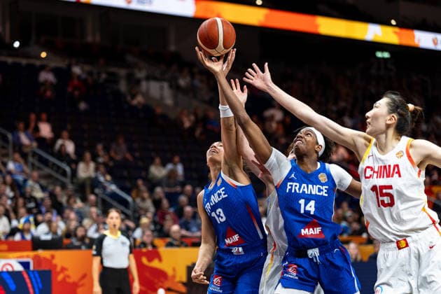 Janelle Salaun (Frankreich, 13), Xinyu Luo (China, 11), Dominique Malonga (Frankreich, 14) und Xu Han (China, 15) im Zweikampf, Kampf um den Ball, GER, China vs. Frankreich, Basketball, FIBA Women s World Cup 2026, Viertelfinale, 10.09.2026 GER, China vs. Frankreich, Basketball, FIBA Women s World Cup 2026, Viertelfinale, 10.09.2026 Berlin Copyright: xEibner-Pressefoto MaxxVincenx EP_MVN