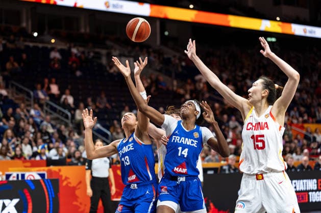 Janelle Salaun (Frankreich, 13), Xinyu Luo (China, 11), Dominique Malonga (Frankreich, 14) und Xu Han (China, 15) im Zweikampf, Kampf um den Ball, GER, China vs. Frankreich, Basketball, FIBA Women s World Cup 2026, Viertelfinale, 10.09.2026 GER, China vs. Frankreich, Basketball, FIBA Women s World Cup 2026, Viertelfinale, 10.09.2026 Berlin Copyright: xEibner-Pressefoto MaxxVincenx EP_MVN