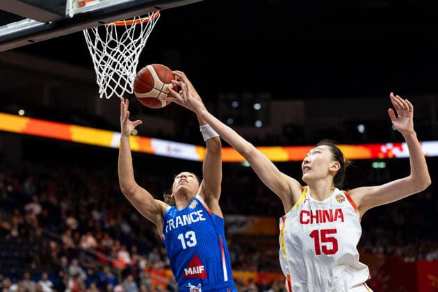 Janelle Salaun (Frankreich, 13) beim Korbleger, Xu Han (China, 15), GER, China vs. Frankreich, Basketball, FIBA Women s World Cup 2026, Viertelfinale, 10.09.2026 GER, China vs. Frankreich, Basketball, FIBA Women s World Cup 2026, Viertelfinale, 10.09.2026 Berlin Copyright: xEibner-Pressefoto MaxxVincenx EP_MVN