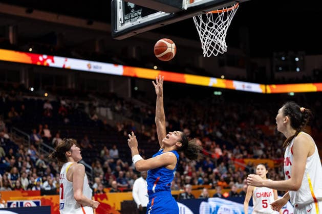 Janelle Salaun (Frankreich, 13) beim Korbleger, Xu Han (China, 15), GER, China vs. Frankreich, Basketball, FIBA Women s World Cup 2026, Viertelfinale, 10.09.2026 GER, China vs. Frankreich, Basketball, FIBA Women s World Cup 2026, Viertelfinale, 10.09.2026 Berlin Copyright: xEibner-Pressefoto MaxxVincenx EP_MVN