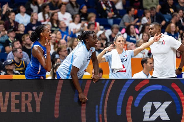 Frankreich Bank jubelt Jubel, Valeriane Ayayi (Frankreich, 11), Aminata Gueye (Frankreich, 31) und Romane Bernies (Frankreich, 47), GER, China vs. Frankreich, Basketball, FIBA Women s World Cup 2026, Viertelfinale, 10.09.2026 GER, China vs. Frankreich, Basketball, FIBA Women s World Cup 2026, Viertelfinale, 10.09.2026 Berlin Copyright: xEibner-Pressefoto MaxxVincenx EP_MVN