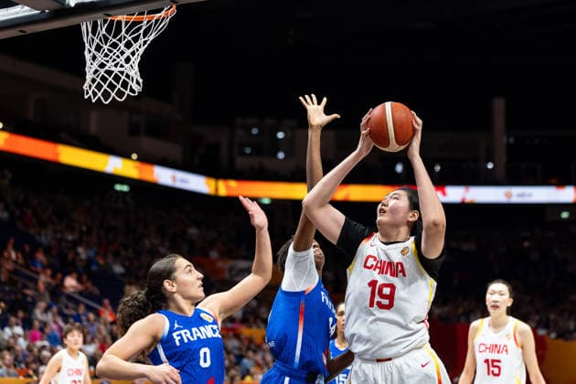 Ziyu Zhang (China, 19) am Ball, Carla Leite (Frankreich, 00), GER, China vs. Frankreich, Basketball, FIBA Women s World Cup 2026, Viertelfinale, 10.09.2026 GER, China vs. Frankreich, Basketball, FIBA Women s World Cup 2026, Viertelfinale, 10.09.2026 Berlin Copyright: xEibner-Pressefoto MaxxVincenx EP_MVN