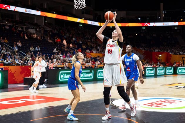 Ziyu Zhang (China, 19) beim Korbleger, Romane Bernies (Frankreich, 47), Aminata Gueye (Frankreich, 31), GER, China vs. Frankreich, Basketball, FIBA Women s World Cup 2026, Viertelfinale, 10.09.2026 GER, China vs. Frankreich, Basketball, FIBA Women s World Cup 2026, Viertelfinale, 10.09.2026 Berlin Copyright: xEibner-Pressefoto MaxxVincenx EP_MVN