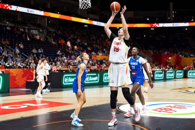 Ziyu Zhang (China, 19) beim Korbleger, Romane Bernies (Frankreich, 47), Aminata Gueye (Frankreich, 31), GER, China vs. Frankreich, Basketball, FIBA Women s World Cup 2026, Viertelfinale, 10.09.2026 GER, China vs. Frankreich, Basketball, FIBA Women s World Cup 2026, Viertelfinale, 10.09.2026 Berlin Copyright: xEibner-Pressefoto MaxxVincenx EP_MVN