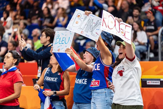 franzoesische Fans jubelt Jubel, Bleu Blanc Rouge Schilder, GER, China vs. Frankreich, Basketball, FIBA Women s World Cup 2026, Viertelfinale, 10.09.2026 GER, China vs. Frankreich, Basketball, FIBA Women s World Cup 2026, Viertelfinale, 10.09.2026 Berlin Copyright: xEibner-Pressefoto MaxxVincenx EP_MVN