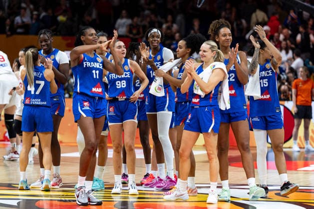 franzoesische Mannschaft jubelt Jubel nach Sieg Spielende, Valeriane Ayayi (Frankreich, 11), Pauline Astier (Frankreich, 98), Dominique Malonga (Frankreich, 14), Marine Johannes (Frankreich, 23), Marieme Badiane (Frankreich, 22), Gabby Williams (Frankreich, 15), GER, China vs. Frankreich, Basketball, FIBA Women s World Cup 2026, Viertelfinale, 10.09.2026 GER, China vs. Frankreich, Basketball, FIBA Women s World Cup 2026, Viertelfinale, 10.09.2026 Berlin Copyright: xEibner-Pressefoto MaxxVincenx EP_MVN