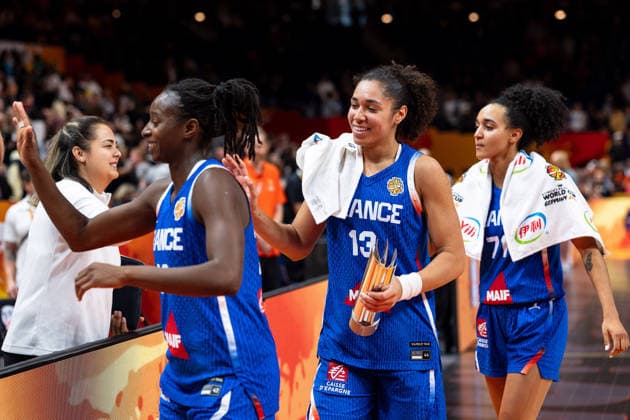Migna Toure (Frankreich, 28), Janelle Salaun (Frankreich, 13) mit Pokal und Leila Lacan (Frankreich, 71) jubelt Jubel nach Sieg Spielende, GER, China vs. Frankreich, Basketball, FIBA Women s World Cup 2026, Viertelfinale, 10.09.2026 GER, China vs. Frankreich, Basketball, FIBA Women s World Cup 2026, Viertelfinale, 10.09.2026 Berlin Copyright: xEibner-Pressefoto MaxxVincenx EP_MVN