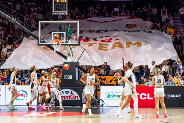 Riesen Deutschland Trikot, Fans, Banner, GER, Belgien vs. Deutschland, Basketball, FIBA Women s World Cup 2026, Viertelfinale, 10.09.2026 GER, Belgien vs. Deutschland, Basketball, FIBA Women s World Cup 2026, Viertelfinale, 10.09.2026 Berlin Copyright: xEibner-Pressefoto MaxxVincenx EP_MVN