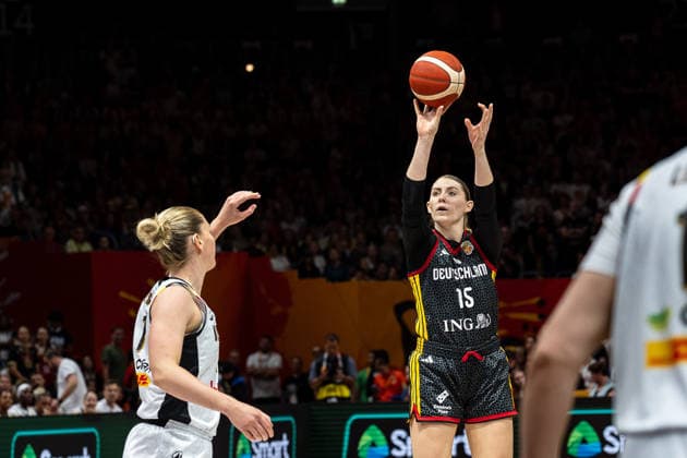 Luisa Geiselsoder (Deutschland, 15) beim Wurf, Emma Meesseman (Belgien, 11), GER, Belgien vs. Deutschland, Basketball, FIBA Women s World Cup 2026, Viertelfinale, 10.09.2026 GER, Belgien vs. Deutschland, Basketball, FIBA Women s World Cup 2026, Viertelfinale, 10.09.2026 Berlin Copyright: xEibner-Pressefoto MaxxVincenx EP_MVN