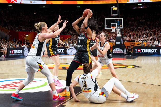 Nyara Sabally (Deutschland, 08) im Zweikampf mit Emma Meesseman (Belgien, 11) und Kyara Linskens (Belgien, 13), GER, Belgien vs. Deutschland, Basketball, FIBA Women s World Cup 2026, Viertelfinale, 10.09.2026 GER, Belgien vs. Deutschland, Basketball, FIBA Women s World Cup 2026, Viertelfinale, 10.09.2026 Berlin Copyright: xEibner-Pressefoto MaxxVincenx EP_MVN