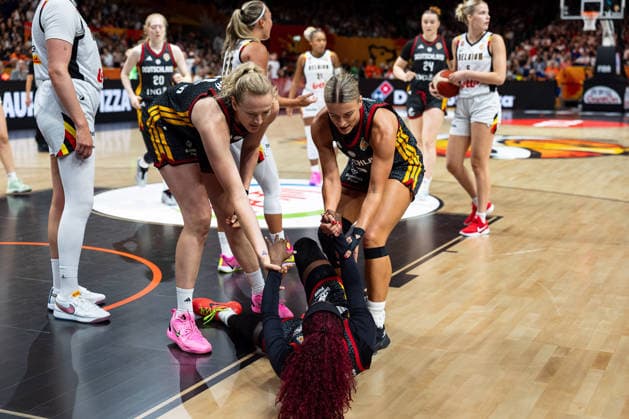 Alexis Peterson (Deutschland, 01) am Boden, Marie Guelich (Deutschland, 21) und Alexandra Wilke (Deutschland, 03) helfen hoch, GER, Belgien vs. Deutschland, Basketball, FIBA Women s World Cup 2026, Viertelfinale, 10.09.2026 GER, Belgien vs. Deutschland, Basketball, FIBA Women s World Cup 2026, Viertelfinale, 10.09.2026 Berlin Copyright: xEibner-Pressefoto MaxxVincenx EP_MVN