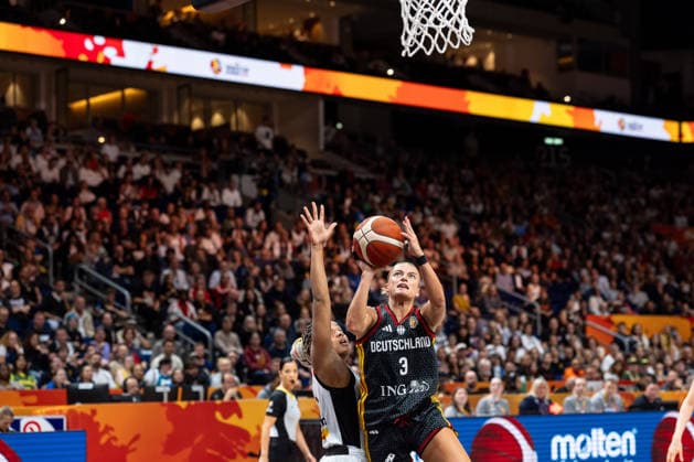 Alexandra Wilke (Deutschland, 03) beim Wurf, Maxuella Lisowa Mbaka (Belgien, 31), GER, Belgien vs. Deutschland, Basketball, FIBA Women s World Cup 2026, Viertelfinale, 10.09.2026 GER, Belgien vs. Deutschland, Basketball, FIBA Women s World Cup 2026, Viertelfinale, 10.09.2026 Berlin Copyright: xEibner-Pressefoto MaxxVincenx EP_MVN