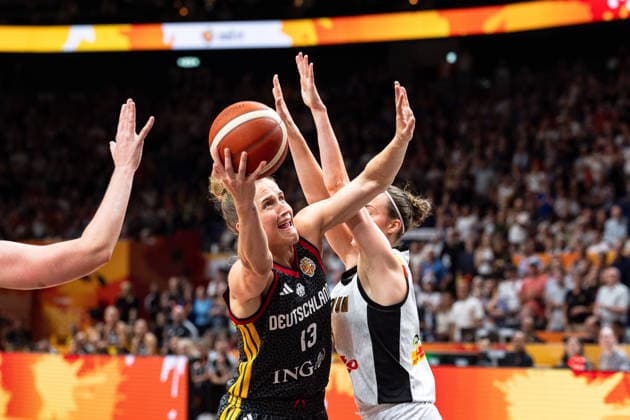 Leonie Fiebich (Deutschland, 13) am Ball, Antonia Delaere (Belgien, 06), GER, Belgien vs. Deutschland, Basketball, FIBA Women s World Cup 2026, Viertelfinale, 10.09.2026 GER, Belgien vs. Deutschland, Basketball, FIBA Women s World Cup 2026, Viertelfinale, 10.09.2026 Berlin Copyright: xEibner-Pressefoto MaxxVincenx EP_MVN