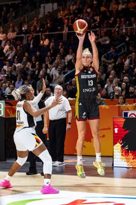 Leonie Fiebich (Deutschland, 13) beim Wurf, Maxuella Lisowa Mbaka (Belgien, 31), GER, Belgien vs. Deutschland, Basketball, FIBA Women s World Cup 2026, Viertelfinale, 10.09.2026 GER, Belgien vs. Deutschland, Basketball, FIBA Women s World Cup 2026, Viertelfinale, 10.09.2026 Berlin Copyright: xEibner-Pressefoto MaxxVincenx EP_MVN