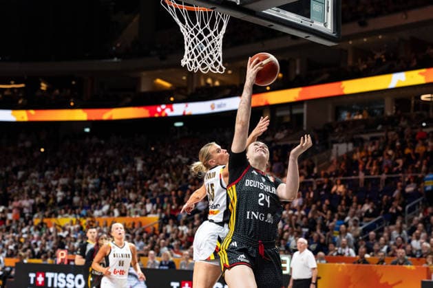 Lina Sontag (Deutschland, 24) beim Korbleger, Julie Vanloo (Belgien, 35), GER, Belgien vs. Deutschland, Basketball, FIBA Women s World Cup 2026, Viertelfinale, 10.09.2026 GER, Belgien vs. Deutschland, Basketball, FIBA Women s World Cup 2026, Viertelfinale, 10.09.2026 Berlin Copyright: xEibner-Pressefoto MaxxVincenx EP_MVN