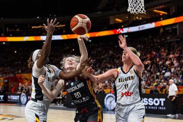 Frieda Buehner (Deutschland, 20) im Zweikampf, Kampf um den Ball mit Bethy Mununga (Belgien, 22) und Emma Meesseman (Belgien, 11), GER, Belgien vs. Deutschland, Basketball, FIBA Women s World Cup 2026, Viertelfinale, 10.09.2026 GER, Belgien vs. Deutschland, Basketball, FIBA Women s World Cup 2026, Viertelfinale, 10.09.2026 Berlin Copyright: xEibner-Pressefoto MaxxVincenx EP_MVN