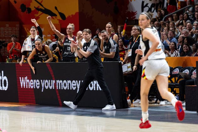 deutsche Bank jubelt Jubel, Olaf Lange (Deutschland, Trainer), GER, Belgien vs. Deutschland, Basketball, FIBA Women s World Cup 2026, Viertelfinale, 10.09.2026 GER, Belgien vs. Deutschland, Basketball, FIBA Women s World Cup 2026, Viertelfinale, 10.09.2026 Berlin Copyright: xEibner-Pressefoto MaxxVincenx EP_MVN