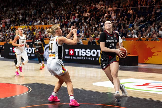 Lina Sontag (Deutschland, 24) im Dribbling, Julie Vanloo (Belgien, 35), GER, Belgien vs. Deutschland, Basketball, FIBA Women s World Cup 2026, Viertelfinale, 10.09.2026 GER, Belgien vs. Deutschland, Basketball, FIBA Women s World Cup 2026, Viertelfinale, 10.09.2026 Berlin Copyright: xEibner-Pressefoto MaxxVincenx EP_MVN