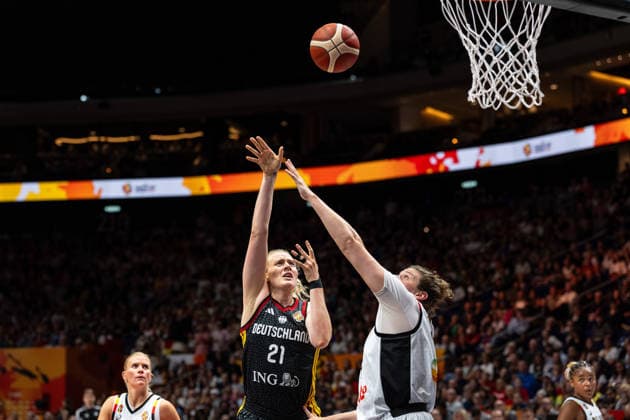 Marie Guelich (Deutschland, 21) beim Wurf, Kyara Linskens (Belgien, 13), GER, Belgien vs. Deutschland, Basketball, FIBA Women s World Cup 2026, Viertelfinale, 10.09.2026 GER, Belgien vs. Deutschland, Basketball, FIBA Women s World Cup 2026, Viertelfinale, 10.09.2026 Berlin Copyright: xEibner-Pressefoto MaxxVincenx EP_MVN