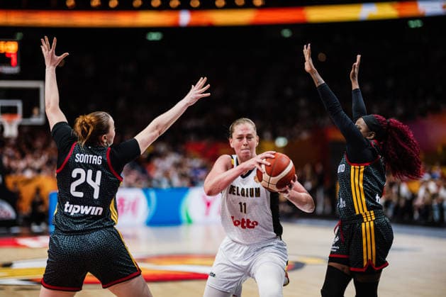 FIBA Women™s Basketball World Cup 2026: Belgien vs. Deutschland, 10.09.2026 Lina Sontag (Deutschland, 24), Emma Meesseman (Belgien, 11), Alexis Peterson (Deutschland, 1); Basketball, FIBA Women™s Basketball World Cup 2026, Final Phase, Viertelfinale: Belgien vs. Deutschland am 10.09.2026 in der Uber Arena, Berlin Copyright: xBEAUTIFULxSPORTS Tonhäuserx