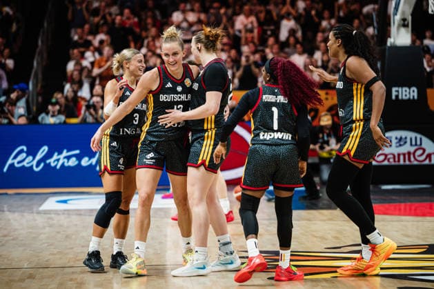 FIBA Women™s Basketball World Cup 2026: Belgien vs. Deutschland, 10.09.2026 JUBEL, jubeln Alexis Peterson (Deutschland, 1), Alexandra Wilke (Deutschland, 3) macht einen Dreier, alle jubeln, Leonie Fiebich (Deutschland, 13), Lina Sontag (Deutschland, 24), Nyara Sabally (Deutschland, 8); Basketball, FIBA Women™s Basketball World Cup 2026, Final Phase, Viertelfinale: Belgien vs. Deutschland am 10.09.2026 in der Uber Arena, Berlin Copyright: xBEAUTIFULxSPORTS Tonhäuserx