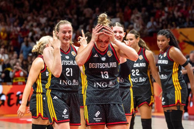 deutsche Mannschaft jubelt Jubel nach Sieg Spielende, Marie Guelich (Deutschland, 21), Leonie Fiebich (Deutschland, 13), GER, Belgien vs. Deutschland, Basketball, FIBA Women s World Cup 2026, Viertelfinale, 10.09.2026 GER, Belgien vs. Deutschland, Basketball, FIBA Women s World Cup 2026, Viertelfinale, 10.09.2026 Berlin Copyright: xEibner-Pressefoto MaxxVincenx EP_MVN