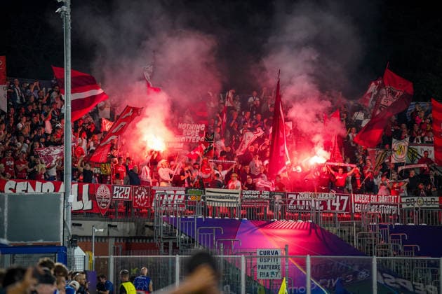 Italien: Fussball UEFA Champions League 2026 - 2027, 1. Spieltag - Como 1907 vs RB Leipzig - Giuseppe Sinigaglia (Como): Fans von RB Leipzig im Gästeblock des Stadions Giuseppe Sinigaglia in Como mit brennender Pyrotechnik, Bengalos und dichtem Rauch. Fußball, Champions League, RB Leipzig, Auswärtsfans, Zuschauer, Fans, Tribüne, Gästetribüne, Fankultur, Ultras, Pyrotechnik, Bengalo, Rauch, Fahnen, Banner, Transparente, Spruchbänder, Stimmung, Fanblock. Copyright: xJOERANxSTEINSIEKx