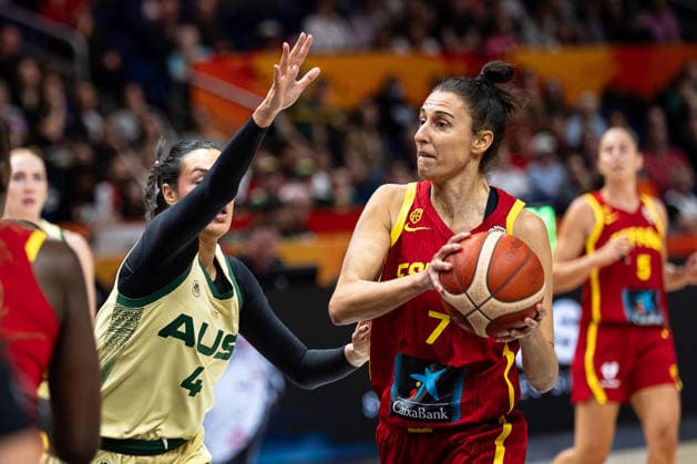 Alba Torrens (Spanien, 07) am Ball, Alex Wilson (Australien, 04), GER, Australien vs. Spanien, Basketball, FIBA Women s World Cup 2026, Viertelfinale, 10.09.2026 GER, Australien vs. Spanien, Basketball, FIBA Women s World Cup 2026, Viertelfinale, 10.09.2026 Berlin Copyright: xEibner-Pressefoto MaxxVincenx EP_MVN