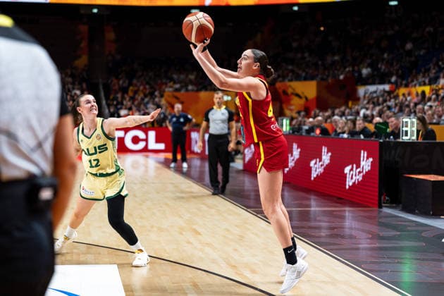 Iyana Martin (Spanien, 44) beim Wurf, Stephanie Reid (Australien, 12), GER, Australien vs. Spanien, Basketball, FIBA Women s World Cup 2026, Viertelfinale, 10.09.2026 GER, Australien vs. Spanien, Basketball, FIBA Women s World Cup 2026, Viertelfinale, 10.09.2026 Berlin Copyright: xEibner-Pressefoto MaxxVincenx EP_MVN