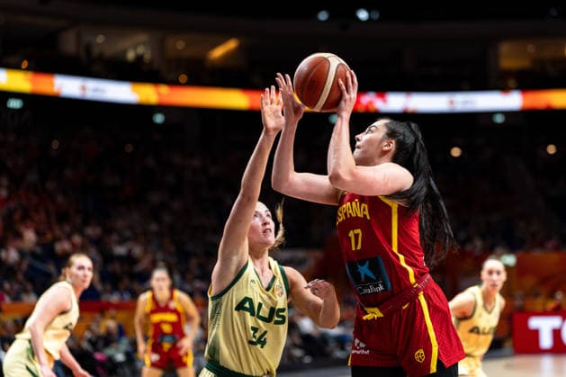 Megan Gustafson (Spanien, 17) am Ball, Isabelle Bourne (Australien, 34), GER, Australien vs. Spanien, Basketball, FIBA Women s World Cup 2026, Viertelfinale, 10.09.2026 GER, Australien vs. Spanien, Basketball, FIBA Women s World Cup 2026, Viertelfinale, 10.09.2026 Berlin Copyright: xEibner-Pressefoto MaxxVincenx EP_MVN