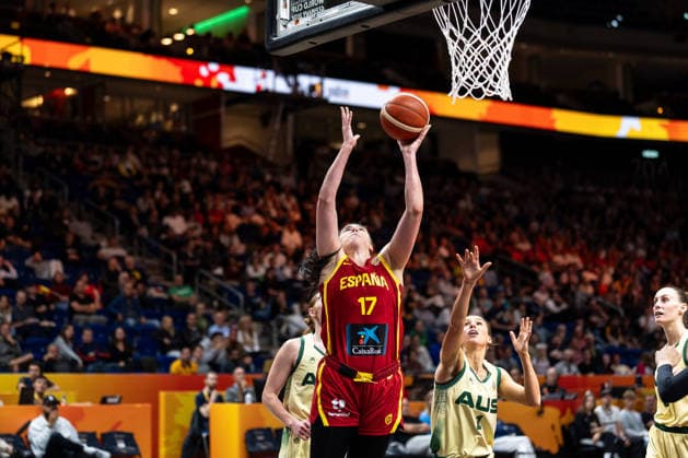 Megan Gustafson (Spanien, 17) beim Korbleger, Miela Sowah (Australien, 01), GER, Australien vs. Spanien, Basketball, FIBA Women s World Cup 2026, Viertelfinale, 10.09.2026 GER, Australien vs. Spanien, Basketball, FIBA Women s World Cup 2026, Viertelfinale, 10.09.2026 Berlin Copyright: xEibner-Pressefoto MaxxVincenx EP_MVN