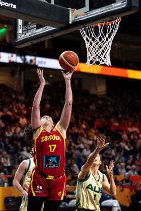 Megan Gustafson (Spanien, 17) beim Korbleger, Miela Sowah (Australien, 01), GER, Australien vs. Spanien, Basketball, FIBA Women s World Cup 2026, Viertelfinale, 10.09.2026 GER, Australien vs. Spanien, Basketball, FIBA Women s World Cup 2026, Viertelfinale, 10.09.2026 Berlin Copyright: xEibner-Pressefoto MaxxVincenx EP_MVN