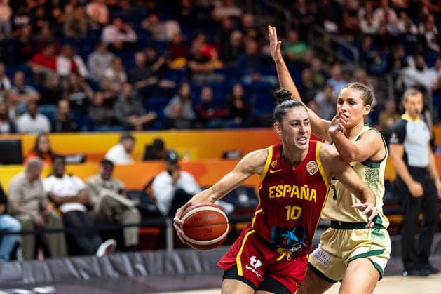 Maria Conde (Spanien, 10) im Dribbling gegen Miela Sowah (Australien, 01), GER, Australien vs. Spanien, Basketball, FIBA Women s World Cup 2026, Viertelfinale, 10.09.2026 GER, Australien vs. Spanien, Basketball, FIBA Women s World Cup 2026, Viertelfinale, 10.09.2026 Berlin Copyright: xEibner-Pressefoto MaxxVincenx EP_MVN