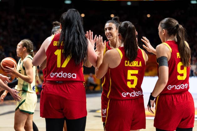 spanische Mannschaft beim Huddle, Megan Gustafson (Spanien, 17), Alba Torrens (Spanien, 07), Maite Cazorla (Spanien, 05), Helena Pueyo (Spanien, 09), GER, Australien vs. Spanien, Basketball, FIBA Women s World Cup 2026, Viertelfinale, 10.09.2026 GER, Australien vs. Spanien, Basketball, FIBA Women s World Cup 2026, Viertelfinale, 10.09.2026 Berlin Copyright: xEibner-Pressefoto MaxxVincenx EP_MVN
