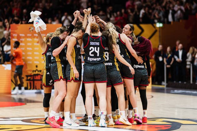 FIBA Women™s Basketball World Cup 2026: Belgien vs. Deutschland, 10.09.2026 Deutschland nach Spielende im Kreis, alle Fäuste nach oben, Spielerkreis, JUBEL, jubeln, Deutschland steht im Halbfinale, nach Spielende, Feier, feiert; Basketball, FIBA Women™s Basketball World Cup 2026, Final Phase, Viertelfinale: Belgien vs. Deutschland am 10.09.2026 in der Uber Arena, Berlin Copyright: xBEAUTIFULxSPORTS Tonhäuserx