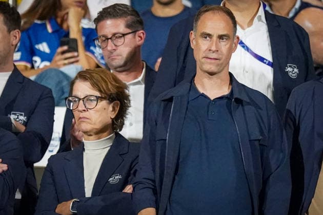 Italien: Fussball UEFA Champions League 2026 - 2027, 1. Spieltag - Como 1907 vs RB Leipzig - Giuseppe Sinigaglia (Como): Tatjana Haenni, CEO von RB Leipzig, und Oliver Mintzlaff, Aufsichtsratsvorsitzender von RB Leipzig, verfolgen mit skeptischer und ernster Mimik das Spiel von der Tribüne. Fußball, Champions League, RB Leipzig, Red Bull, Vereinsführung, Funktionäre, Management, Porträt, skeptisch, kritisch, angespannt, Reaktion, Mimik, Tribüne, VIP-Bereich. Copyright: xJOERANxSTEINSIEKx