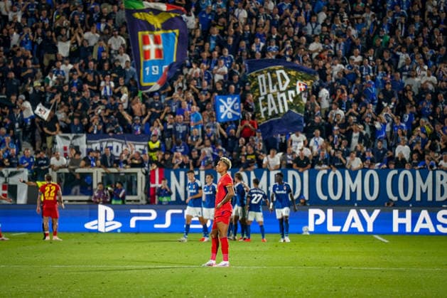 Italien: Fussball UEFA Champions League 2026 - 2027, 1. Spieltag - Como 1907 vs RB Leipzig - Giuseppe Sinigaglia (Como): Tor und Torjubel zum 2:0 durch Tasos Douvikas (Como 1907, 9) Freude, Emotionen, Jubel - Antonio Nusa (RB Leipzig, 7) guckt in die Leere, Zuschauer, Fans, Tribüne, Fahne, Transparent, Spruchband, Choreographie, Fanchoreo, Copyright: xJOERANxSTEINSIEKx