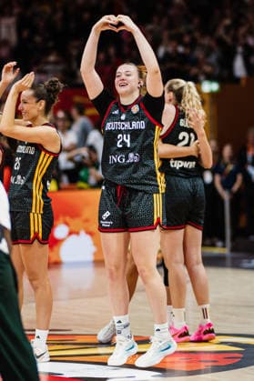 FIBA Women™s Basketball World Cup 2026: Belgien vs. Deutschland, 10.09.2026 Lina Sontag (Deutschland, 24) macht ein Herz mit den Händen, JUBEL, jubeln, Deutschland steht im Halbfinale, nach Spielende, Feier, feiert; Basketball, FIBA Women™s Basketball World Cup 2026, Final Phase, Viertelfinale: Belgien vs. Deutschland am 10.09.2026 in der Uber Arena, Berlin Copyright: xBEAUTIFULxSPORTS Tonhäuserx