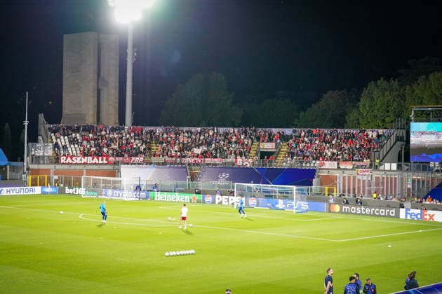 Italien: Fussball UEFA Champions League 2026 - 2027, 1. Spieltag - Como 1907 vs RB Leipzig - Giuseppe Sinigaglia (Como): Stadion Giuseppe Sinigaglia in Como bei Flutlicht, Totale, Innenansicht. Gästetribüne mit Fans von RB Leipzig, Fahnen, Transparenten und Spruchbändern, darunter RASENBALL. Spieler beim Aufwärmen auf dem Rasen. Fußball, Champions League, Zuschauer, Fankultur, Auswärtsfans, Tor, Flutlicht, Werbebanden, Mastercard, FedEx, Heineken, Pepsi, PS5. Copyright: xJOERANxSTEINSIEKx