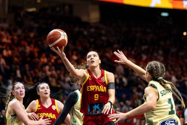 Helena Pueyo (Spanien, 09) beim Korbleger, Miela Sowah (Australien, 01), GER, Australien vs. Spanien, Basketball, FIBA Women s World Cup 2026, Viertelfinale, 10.09.2026 GER, Australien vs. Spanien, Basketball, FIBA Women s World Cup 2026, Viertelfinale, 10.09.2026 Berlin Copyright: xEibner-Pressefoto MaxxVincenx EP_MVN