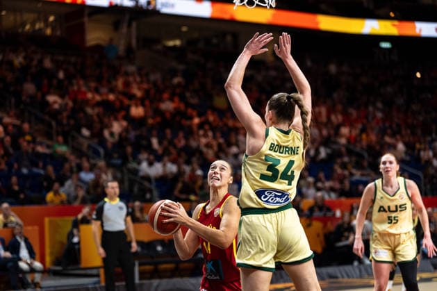 Raquel Carrera (Spanien, 14) am Ball, Isabelle Bourne (Australien, 34), GER, Australien vs. Spanien, Basketball, FIBA Women s World Cup 2026, Viertelfinale, 10.09.2026 GER, Australien vs. Spanien, Basketball, FIBA Women s World Cup 2026, Viertelfinale, 10.09.2026 Berlin Copyright: xEibner-Pressefoto MaxxVincenx EP_MVN